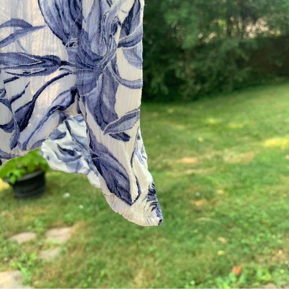 H&M Blue & White Floral Print Rayon Top w/ Cuffed Sleeves & Notched Neck size 8 - Picture 7 of 12